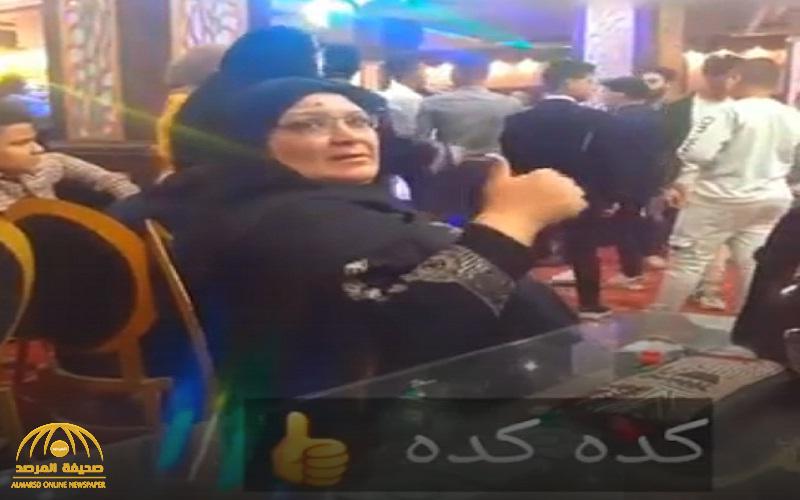 مصر .. فيديو  لأم تختار عروس لابنها في حفل زفاف يشعل مواقع التواصل