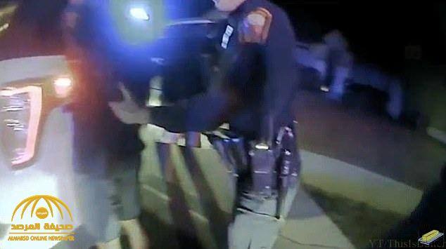 شاهد : الشرطة الأمريكية تعتدي بوحشية على مراهق أسود أمام منزله