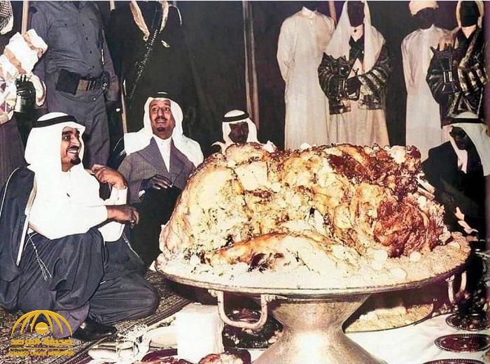 شاهد: صورة تجمع "خادم الحرمين" مع الراحل "الملك فهد" على وليمة.. والكشف عن تاريخ ومكان التقاطها!