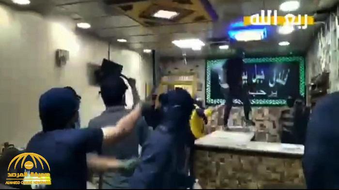 شاهد : ميليشيا شيعية تقتحم "محل مساج" .. وتعتدي على الزبائن بالضرب وسط بغداد