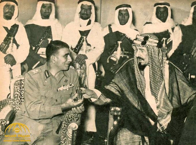 شاهد.. صورة نادرة "للملك عبد العزيز" وهو يقدم هدية لأول رئيس مصري.. والكشف عن تاريخها
