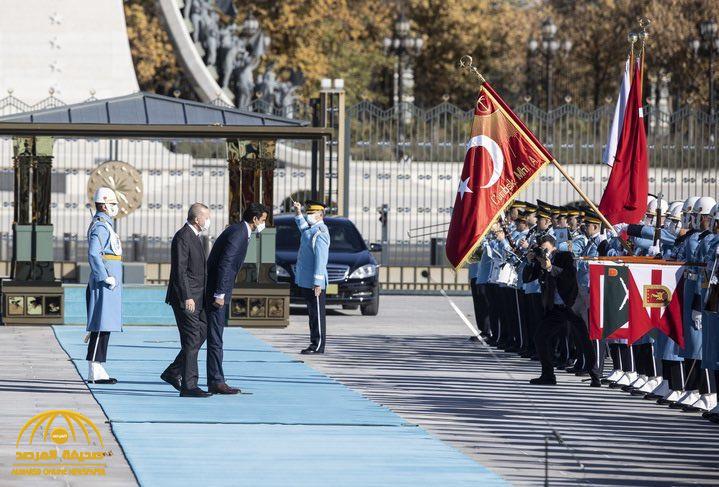 شاهد.. أمير قطر ينحني أمام العلم التركي أثناء استقباله من جانب "أردوغان"