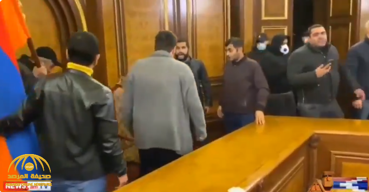 شاهد.. لحظة اقتحام محتجين مقر الحكومة الأرمينية وتحطيم محتوياتها