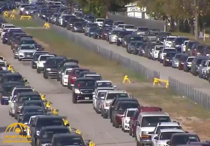 شاهد: آلاف السيارات تصطف في طوابير وتتزاحم بطرقات مدينة دالاس الأمريكية.. والسبب صادم!