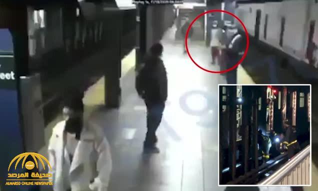 "فيديو صادم".. شاهد : رجل يدفع امرأة على قضبان مترو الأنفاق في نيويورك