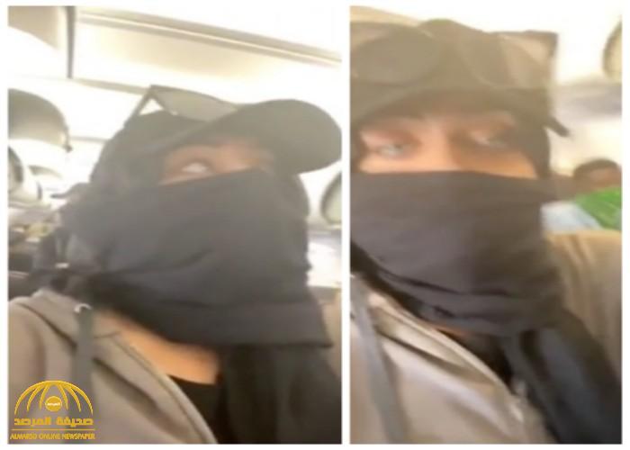 شاهد : طرد  مدونة مسلمة شهيرة  من داخل طائرة أمريكية بعد مشاجرتها مع راكبة أخرى