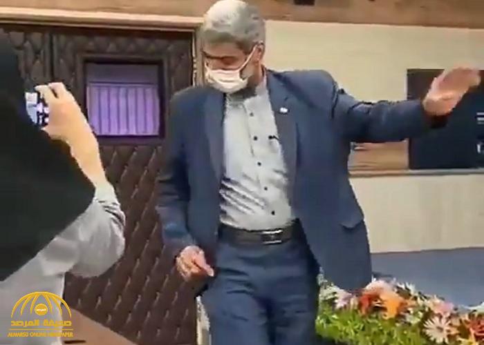 شاهد: مسؤول إيراني يرقص داخل مقر  عمله وسط النساء