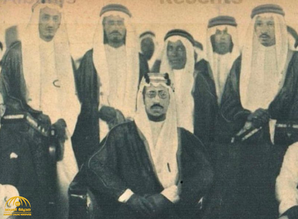 شاهد: "الملك سعود" جالسًا وحوله 5 أمراء.. والكشف عن أسمائهم ومكان وتاريخ التقاط الصورة