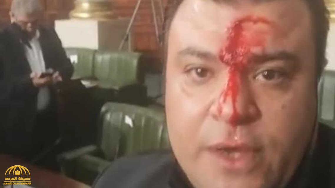 شاهد:  مشاجرة عنيفة داخل البرلمان التونسي وإصابة نائب في رأسه