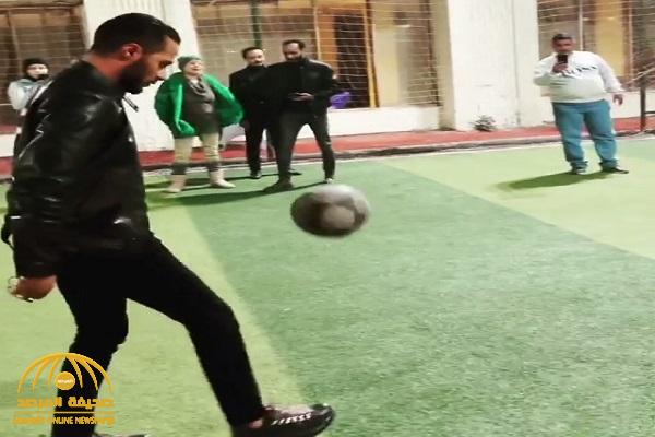 بعد أزمته الأخيرة.. شاهد: ظهور مفاجئ لـ "محمد رمضان" في نقابة الممثلين  بمصر يلعب الكرة!