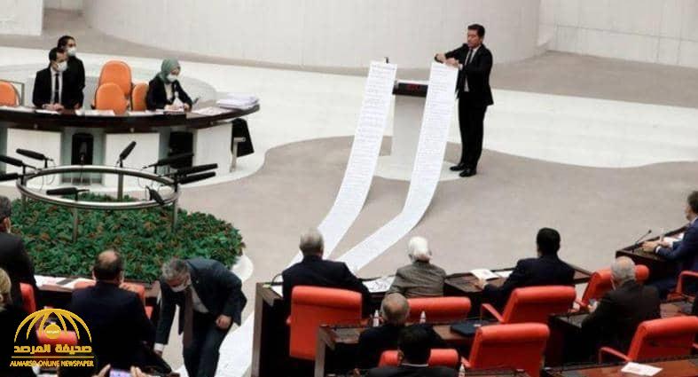 شاهد .. نائب تركي يفاجئ برلمان بلاده بلفافة ورق تفضح "صفقات أردوغان"