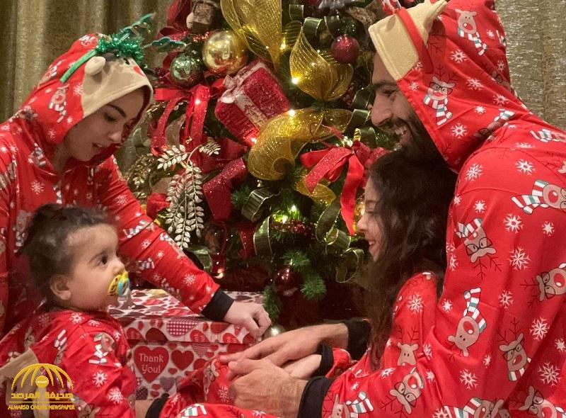 شاهد .. محمد صلاح يحتفل بـ "الكريسماس" مع زوجته بملابس "بابا نويل"