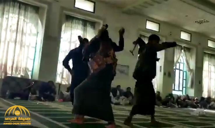 شاهد: عناصر حوثية ترقص في مسجد بصنعاء وتتعاطى "القات"