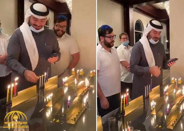 شاهد: سعودي يقيم في البحرين يشارك اليهود احتفالات "عيد حانوكا".. ومفاجأة بشأن إتقانه لـ"العبرية"