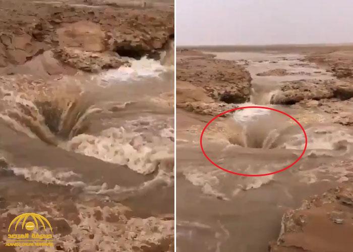 ظهور "خسف" أرضي شمال حفر الباطن.. شاهد كيف يبتلع كميات هائلة من مياه الأمطار!