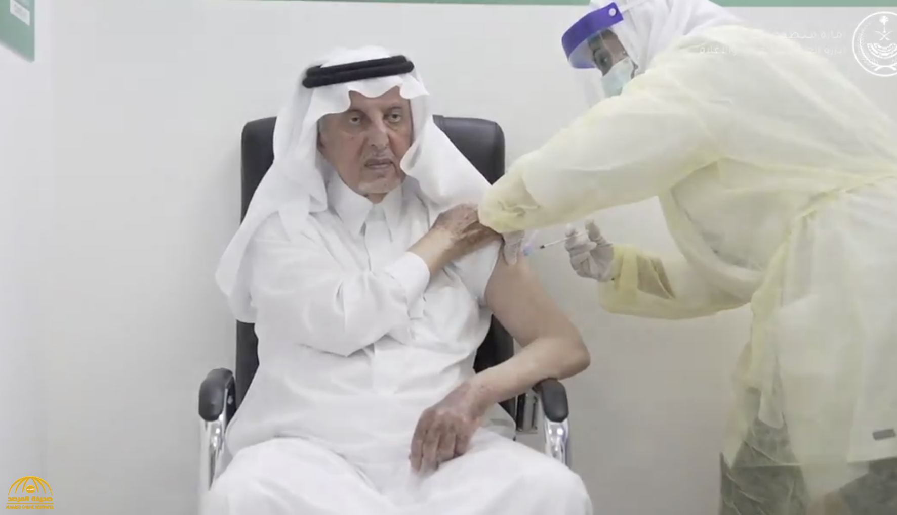 شاهد.. الأمير "خالد الفيصل" يتلقى الجرعة الأولى للقاح كورونا