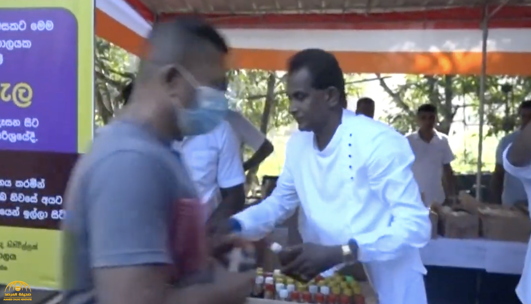 بينهم "وزير الصحة".. شاهد: الآلاف في سريلانكا يحتشدون للحصول على شراب "اخترعته الآلهة" لمواجهة كورونا