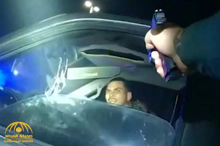 شاهد : شرطي أمريكي يطلق وابلا من الرصاص على سائق حاول الهرب