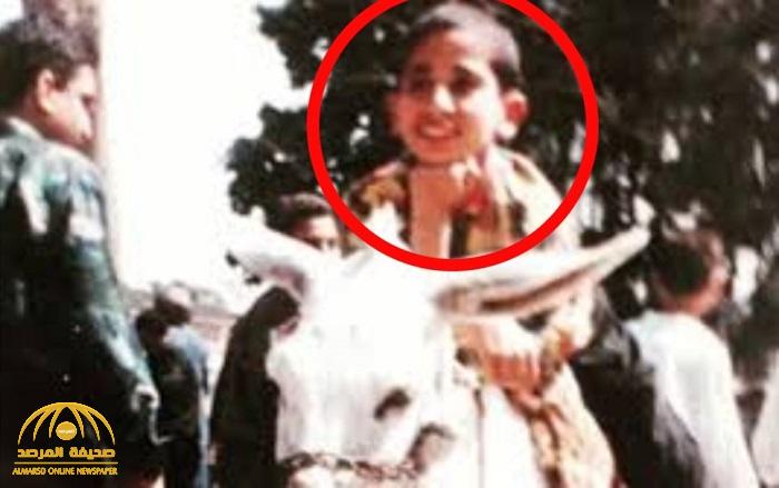 أصبح من أشهر نجوم الفن في مصر .. هل تستطيعون معرفة هوية هذا الطفل الذي يركب “الحمار” ؟