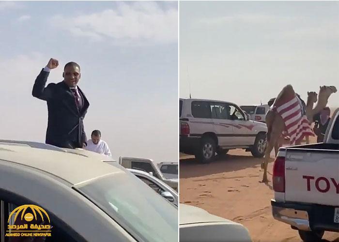 شاهد.. أول أمريكي يشارك في مهرجان الملك عبدالعزيز للإبل يستعرض من سقف سيارته بـ"المنقية فيكتوريا "
