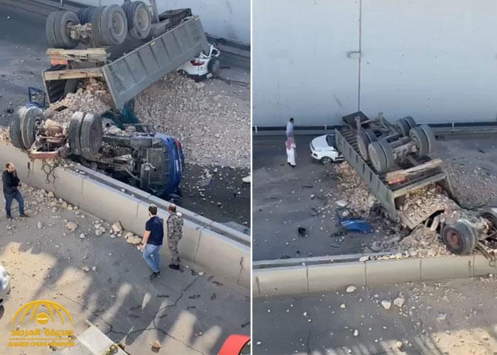شاهد.. فيديوهات جديدة من زاوية قريبة لحادثة سقوط شاحنة في نفق طريق عمر بن عبدالعزيز بالرياض