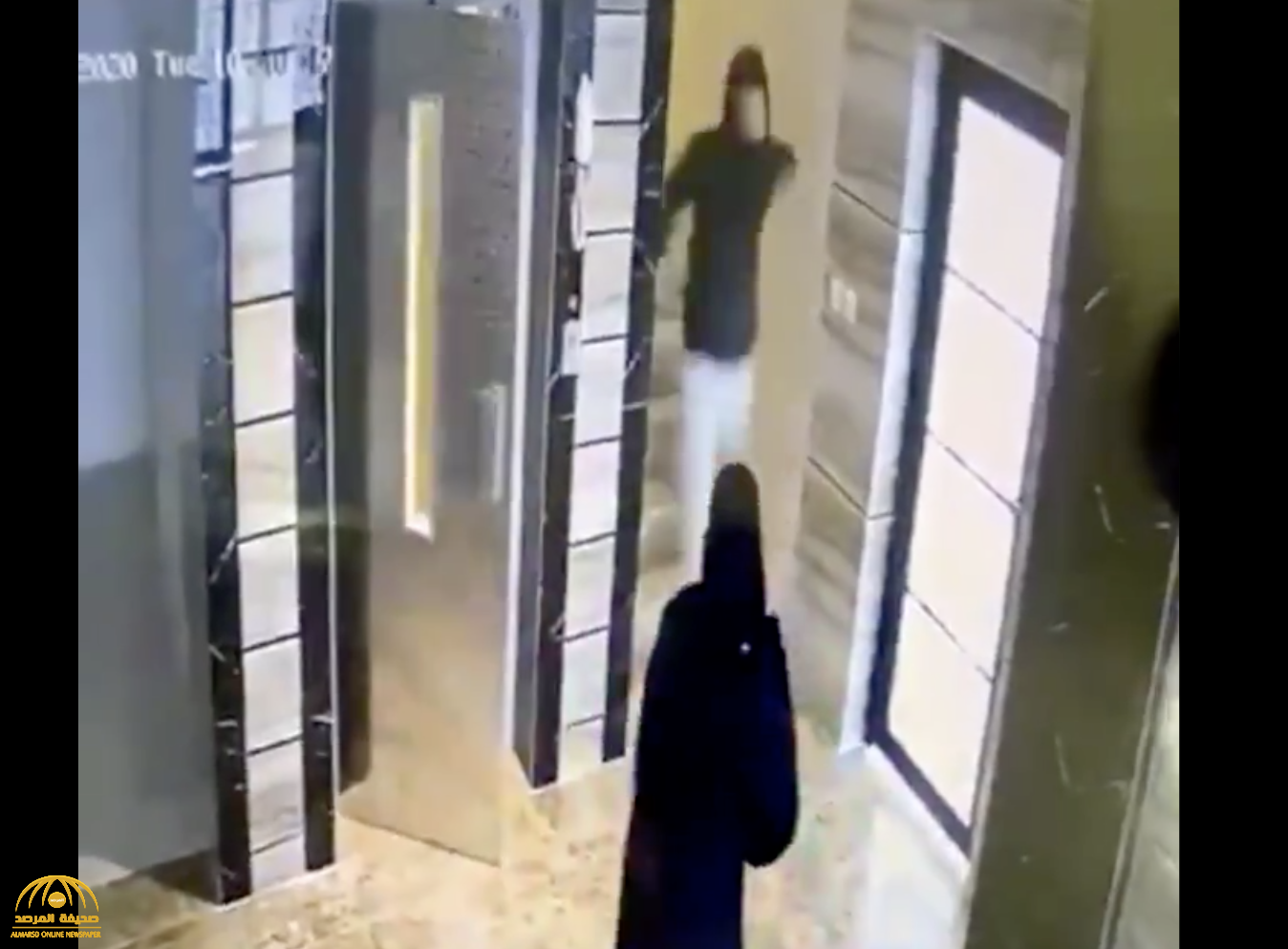 شاهد: شخص " ملثم" يطارد "امرأة  منقبة" داخل عمارة سكنية  ويحاول منعها من الخروج !