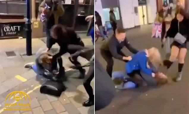 "تبادل لكمات وشد شعر".. شاهد : شجار عنيف بين ثلاث فتيات أمام ملهى ليلي في لندن