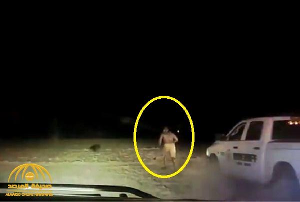 شاهد: شرطي أمريكي يطارد رجل أسود ويدهسه بولاية كانساس.. ويمرّ فوق جسده بالسيارة!
