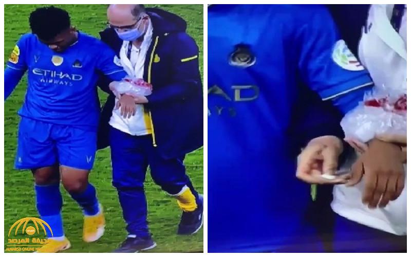 شاهد.. طبيب "النصر" يعطي لاعبًا "حبة" غامضة في يده أثناء إصابته ويثير الجدل!