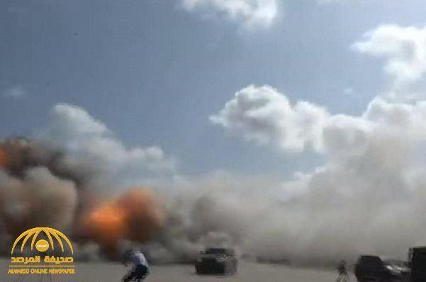 شاهد.. فيديو جديد يوثق لحظة سقوط الصواريخ على ⁧‫مطار عدن!