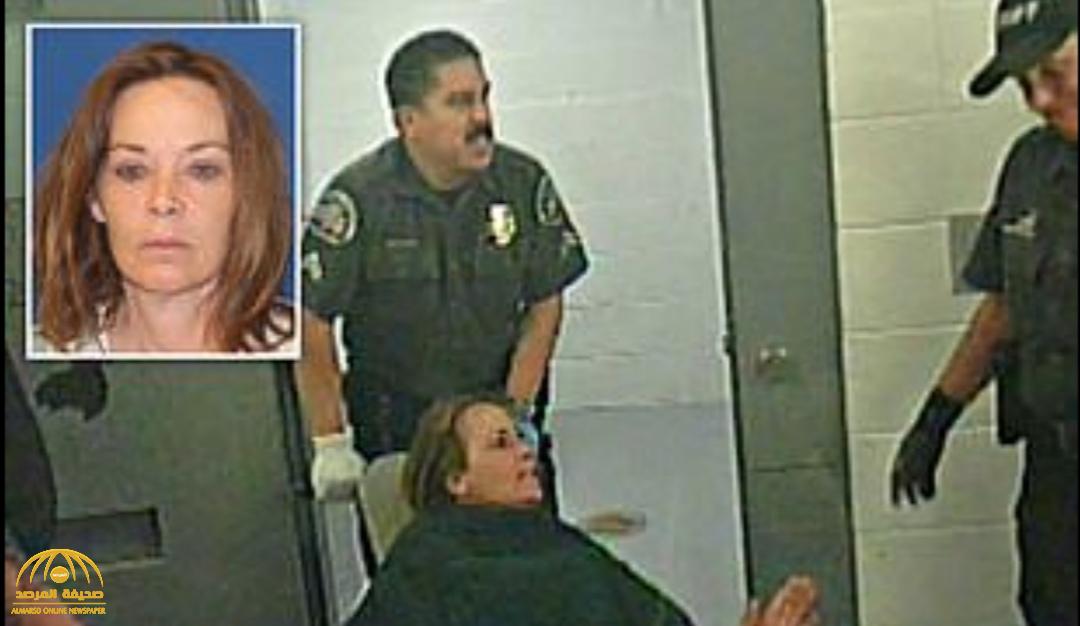 شاهد: الشرطة الأمريكية تقبض على امرأة عارية أثناء الاستحمام .. ومحكمة تزف لها خبرا سارا بعد الصدمة!