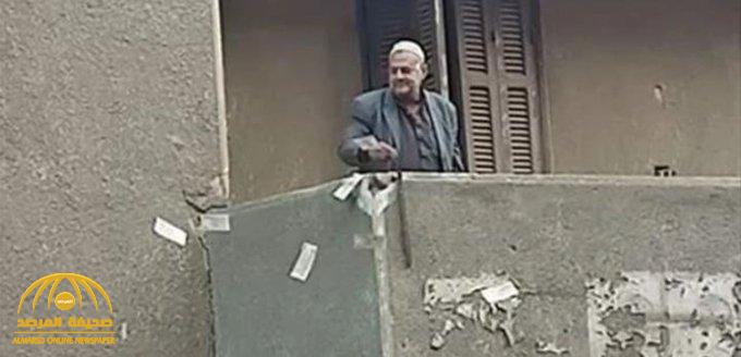 الكشف عن عقوبة الثري المصري الذي ألقى أموالًا على الناس في الشارع من شرفة منزله
