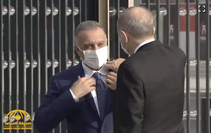 في اللحظات الأولى للقائهما.. شاهد: "أردوغان" يمسك بقميص "الكاظمي" ويقوم بفعل مفاجئ!