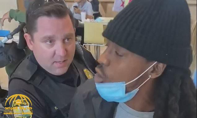شاهد.. شرطي أمريكي يقيّد رجل أسود وهو يتناول وجبة داخل مطعم مع عائلته !