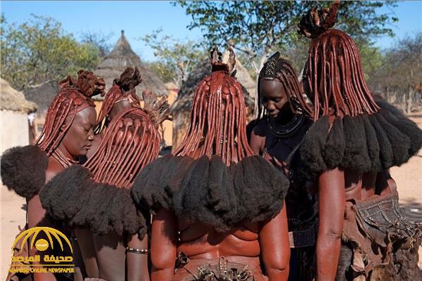 بالصور: تفاصيل مثيرة في قبيلة «هيمبا».. لا يُسمح للنساء بالاستحمام والرجل يهدي زوجته للضيف الزائر ليقضي الليل معها