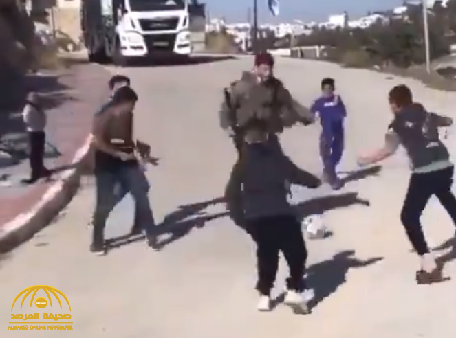 أطفال فلسطينيون يلعبون الكرة مع جندي إسرائيلي.. شاهد ردة فعل أحدهم لحظة تسجيل هدف!