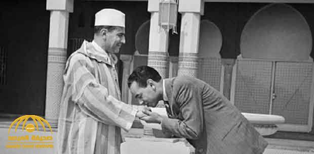 حقيقة صورة رئيس الجزائر الراحل "هواري بومدين"  وهو يقبل يد ملك المغرب الراحل محمد الخامس !