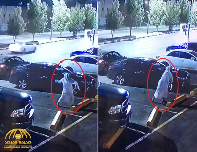 فيديو حصري: شاهد.. شخص ملثم يرمي حجارة على "مقهى" في ينبع ويفر هاربًا