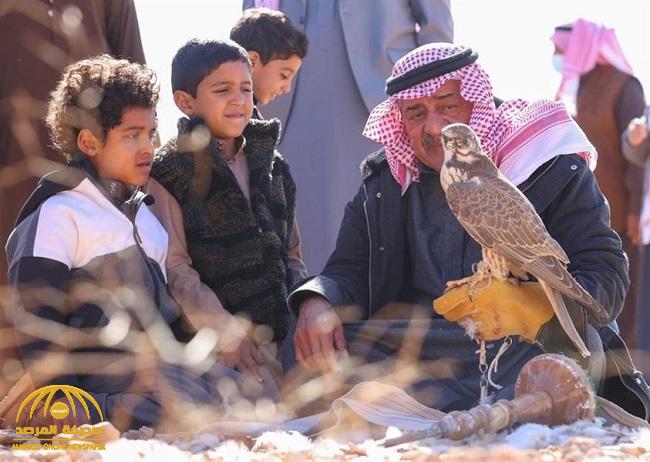 شاهد.. الأمير مقرن بن عبدالعزيز مع أحفاده في رحلة "مقناص"