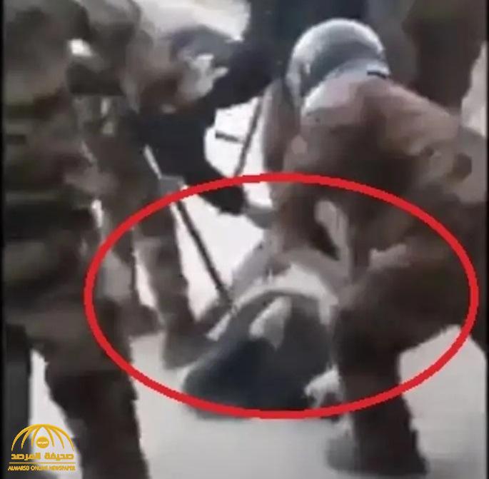 شاهد: سحل وضرب شاب عراقي داخل مدرسة على يد قوات الأمن