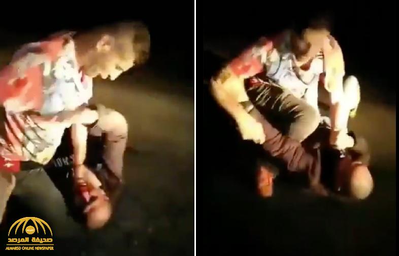 شاهد: 3 أردنيين يطرحون شخصًا على الأرض ويبرحونه ضربًا.. وزوجة أحد المعتدين تقوم بفعل مفاجئ!
