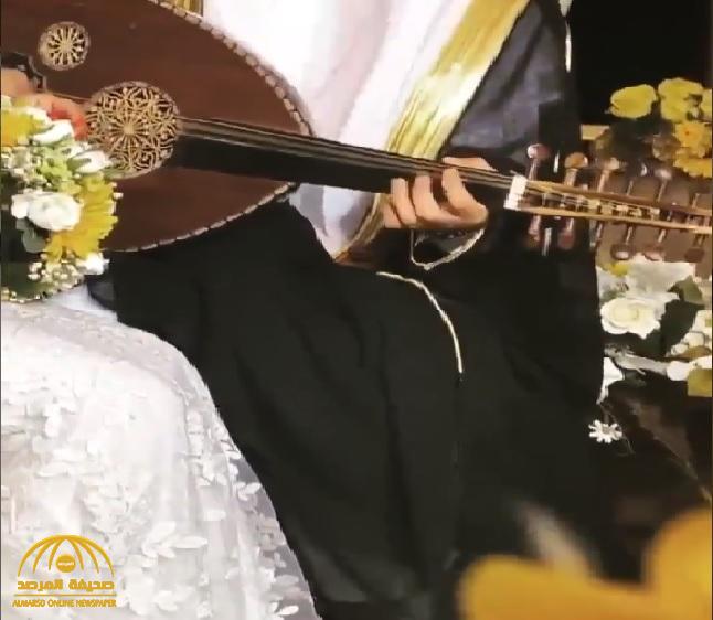 شاهد.. عريس خليجي يعزف على العود في ليلة زفافه والعروس تغني "ليلة الخميس"