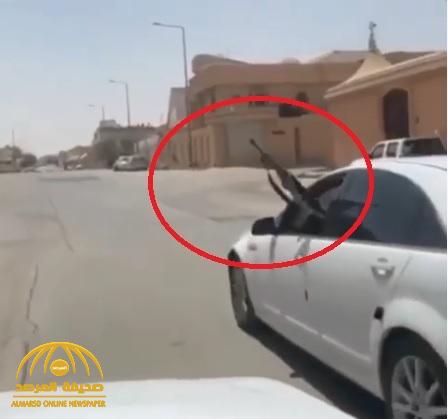 شاهد.. شخص يخرج رشاش من مركبته ويطلق الرصاص ويمارس التفحيط بأحد شوارع المملكة