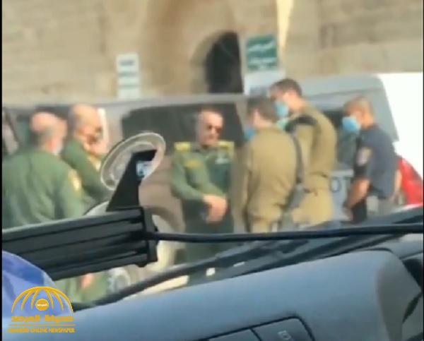 شاهد.. ردة فعل مفاجئة لدورية أمنية تابعة للسلطة الفلسطينية لحظة مقابلة الشرطة الإسرائيلية بالضفة الغربية