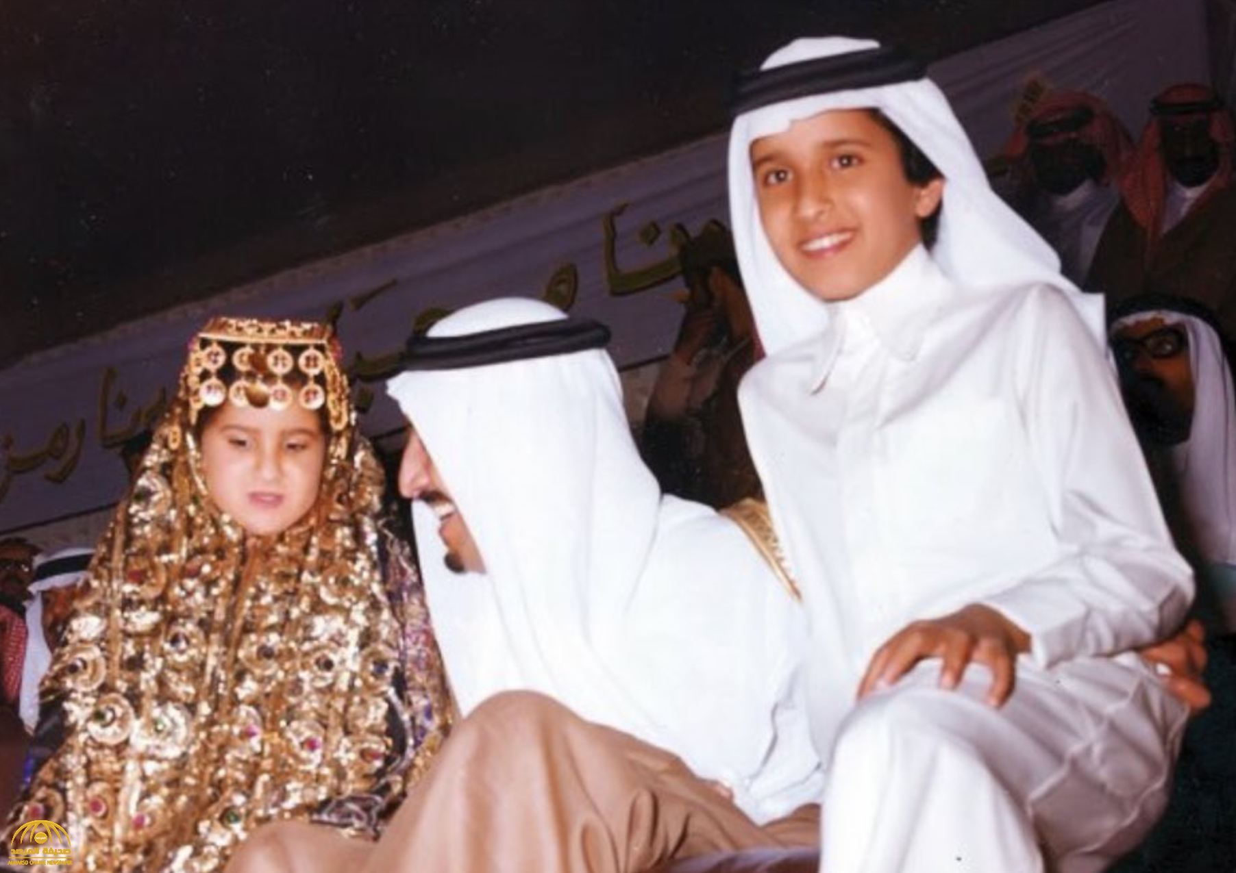 حساب "تاريخ آل سعود" يكشف  اسم الطفل والطفلة الذين  يتوسطهما "الملك سلمان" في صورة نادرة