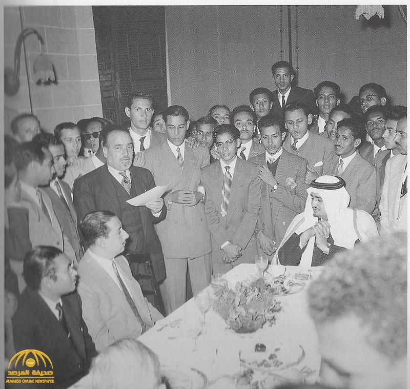 شاهد: التقاط صورة نادرة لـ "الملك فهد" مع طلبة سعوديين مبتعثين.. والكشف عن تاريخها ومكانها!