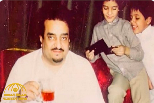 صورة نادرة تجمع الملك فهد مع أحد الأمراء وهو طفل.. والكشف عن هوية الأخير