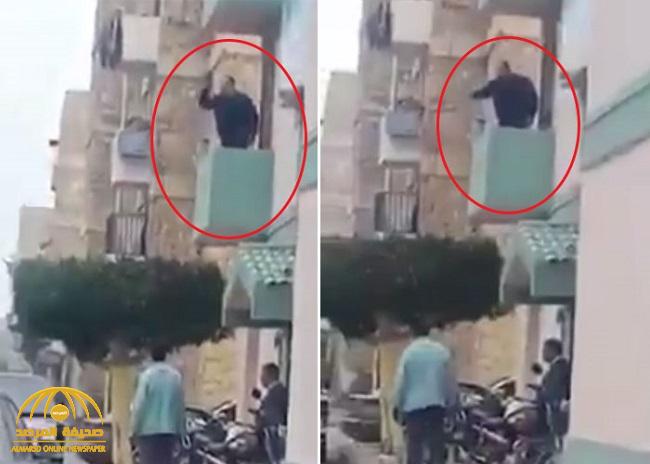 شاهد: مسؤول مصري يتهجم على  امرأة  من شرفة منزله  :"هديكي بالجزمة يا ولية "