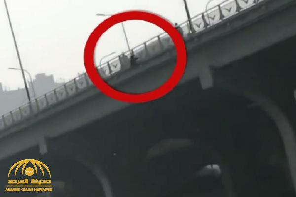 شاهد : لحظة انتحار امرأة من أعلى جسر .. وردة فعل صادمة من المتفرجين !