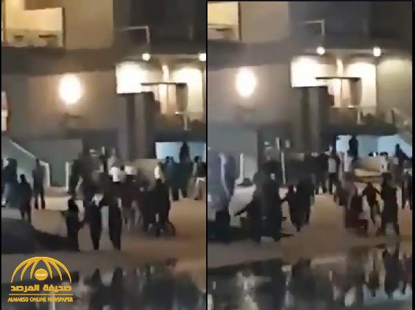 شاهد: مشاجرة عنيفة في "الخيران" بالكويت